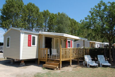 Jardin du mobile home EVO 33 équipé de deux chaises longues à l'ombre - Agrandir l'image 2 sur 10, fenêtre modale