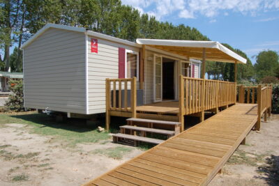 Mobil-home Optiméo accessible aux personnes à mobilité réduite notamment grâce à sa rampe d'accès et à ses volumes spécialement conçus pour. - Agrandir l'image 1 sur 8, fenêtre modale