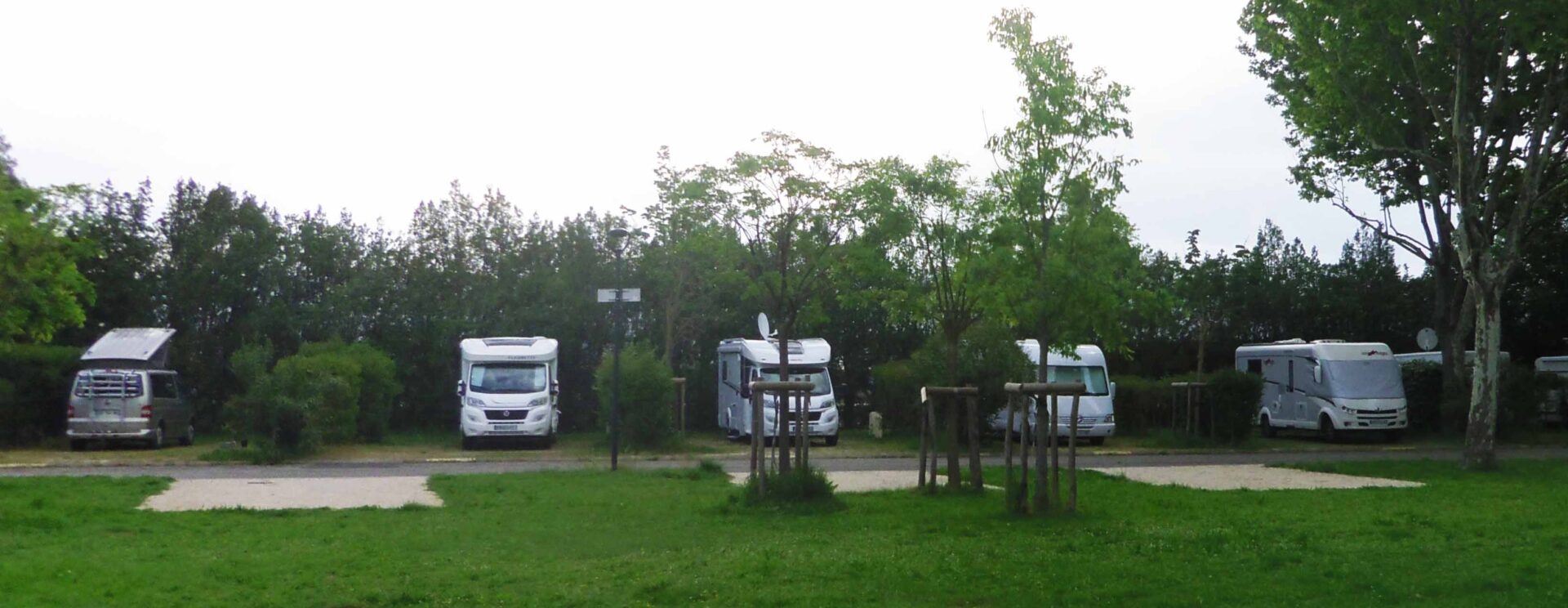 Cinq camping-cars stationnés sur l'aire de camping-cars