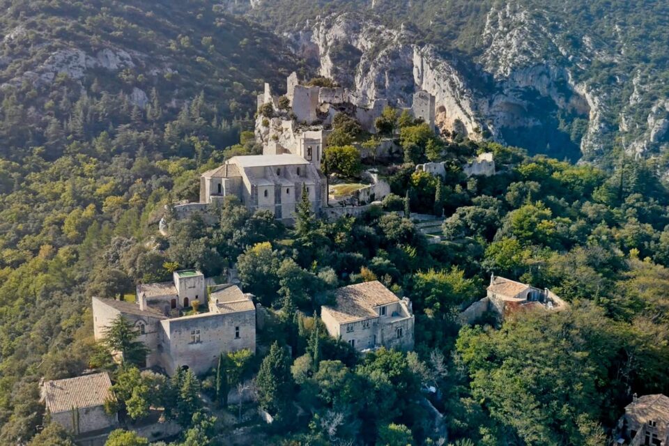 Oppède le vieux et sa collégiale vus du ciel, au coeur du massif du Luberon vu du ciel