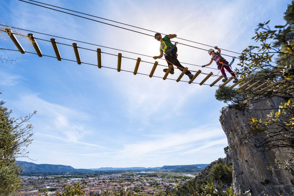 2 personnes sur un pont de singe avec vu sur cavaillon, via ferrata de Cavaillon