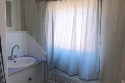 Salle de bain Campéco avec wc, lavabo et douche - Agrandir l'image 6 sur 9, fenêtre modale