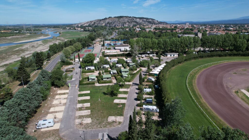 Vue drone du camping avec en fond, la colline Saint Jacques de Cavaillon et sur la droite de l'image l'hippodrome voisin - Agrandir l'image, fenêtre modale