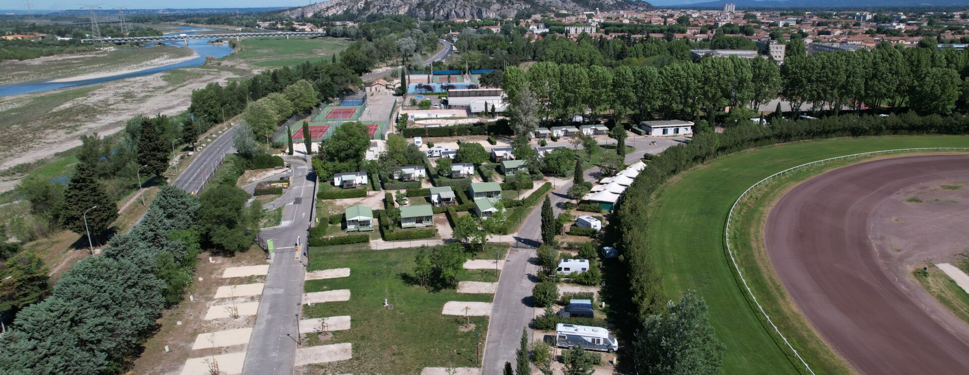 Vue drone du camping avec en fond, la colline Saint Jacques de Cavaillon et sur la droite de l'image l'hippodrome voisin