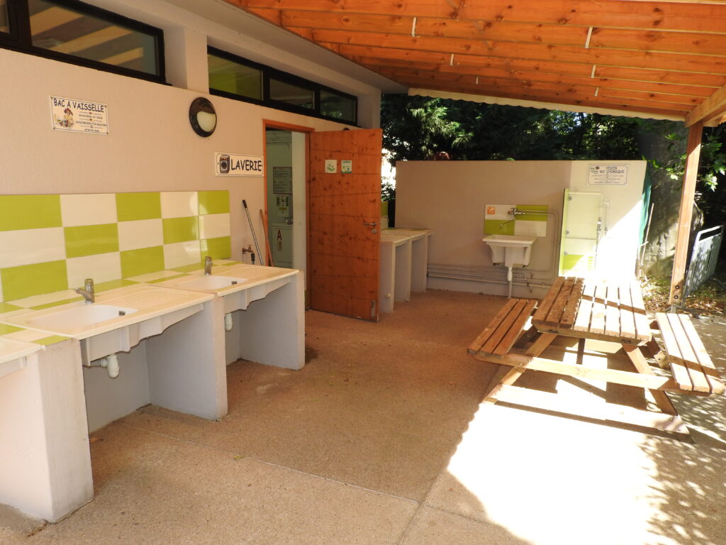 Coin vaisselle sanitaires et entrée laverie sanitaires 1 camping la Durance - Agrandir l'image, fenêtre modale
