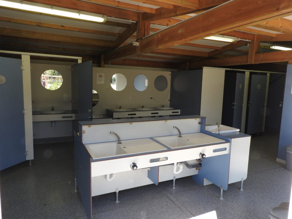 Intérieur Sanitaires 2 camping la Durance: Lavabos et bacs à vaisselle - Agrandir l'image, fenêtre modale
