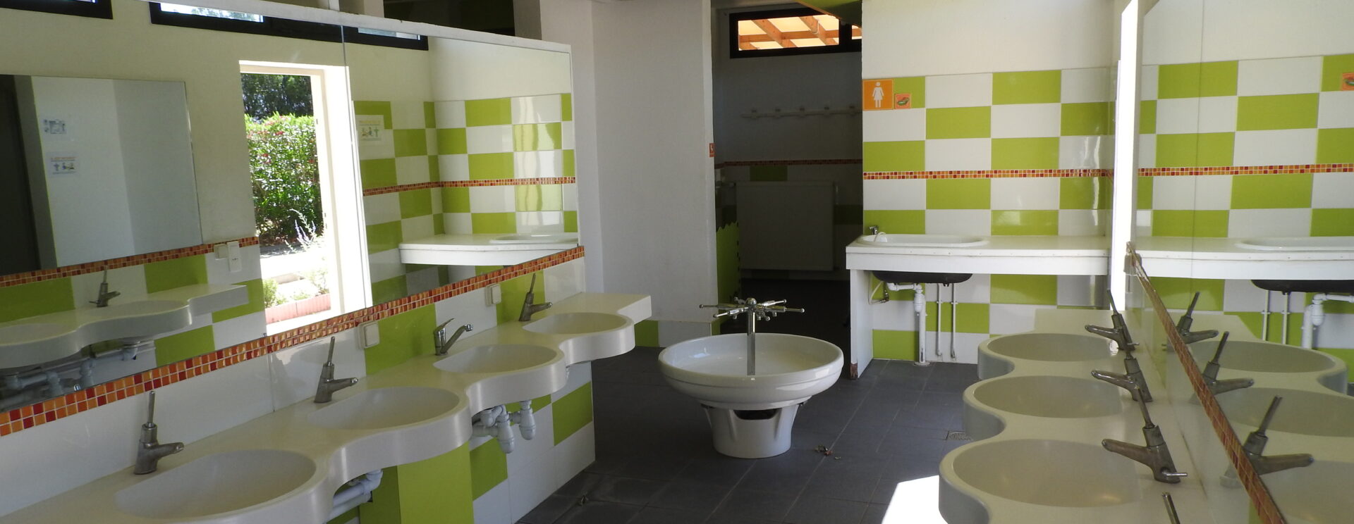 Espace lavabos à l’intérieur du bloc sanitaire 1