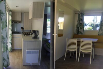 Intérieur Mobile home 4 personnes EVO24 - Agrandir l'image 2 sur 8, fenêtre modale