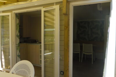Vu de l'extérieur sur intérieur mobile home EVO 24 - Agrandir l'image 7 sur 8, fenêtre modale