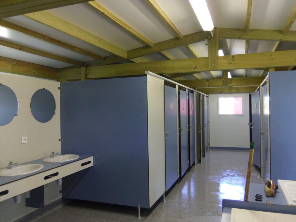 Douches et lavabos block sanitaires 2 camping la Durance - Agrandir l'image, fenêtre modale