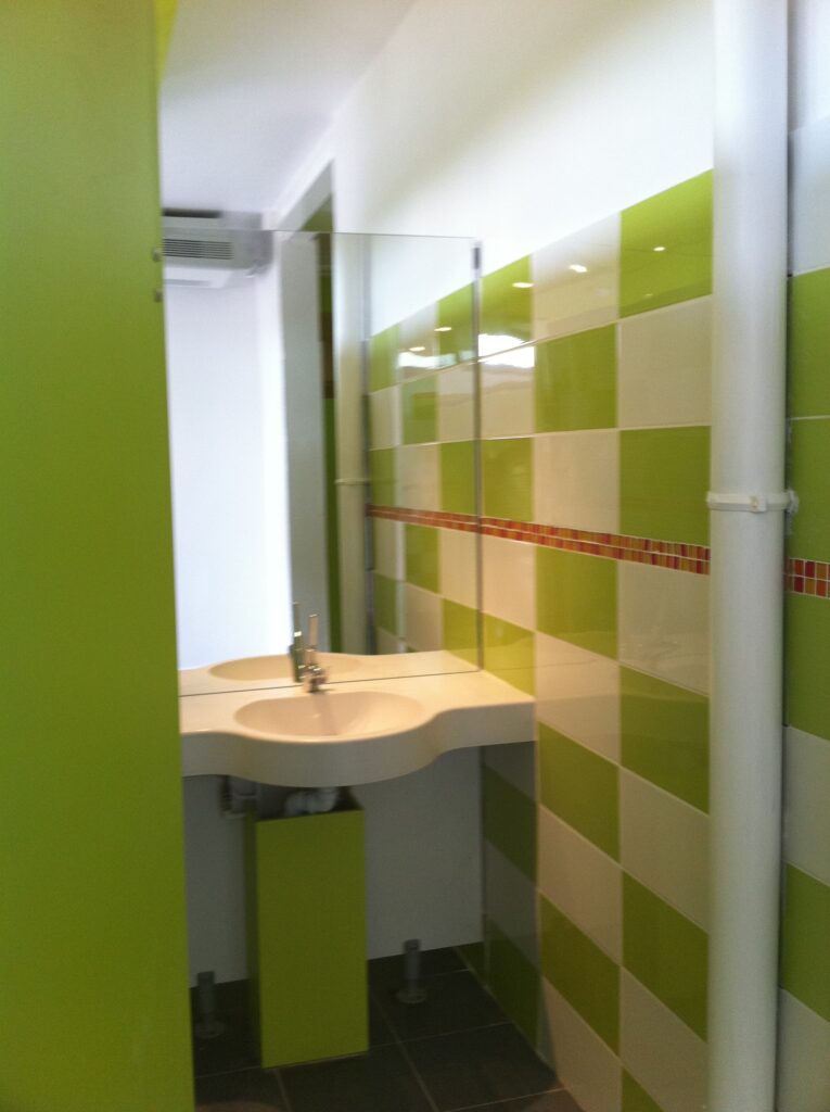 Lavabo en cabine sanitaires 1 camping la Durance - Agrandir l'image, fenêtre modale