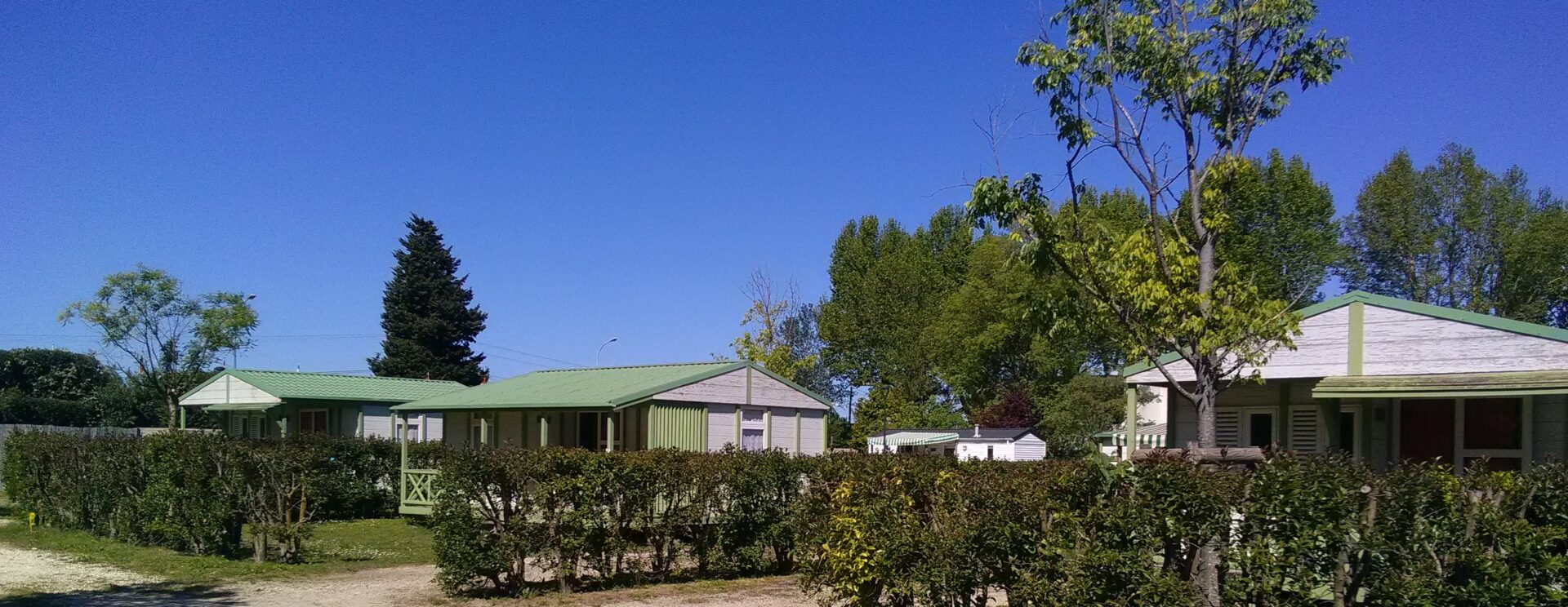 Chalet-Cottages sur larges emplacements entouré d'haies