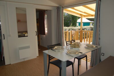 Mobile home Optimeo PMR séjour avec table à manger - Agrandir l'image 4 sur 8, fenêtre modale