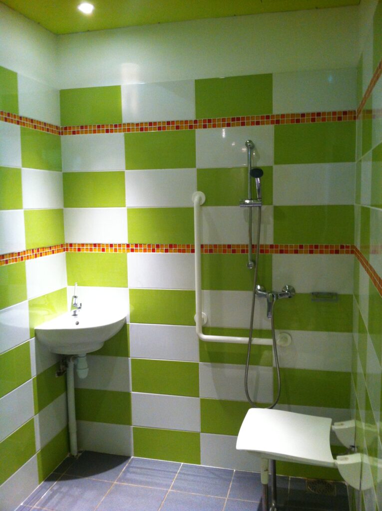 Cabine de douche avec lavabo pour des Personnes en Mobilité Réduite (PMR) - Agrandir l'image, fenêtre modale