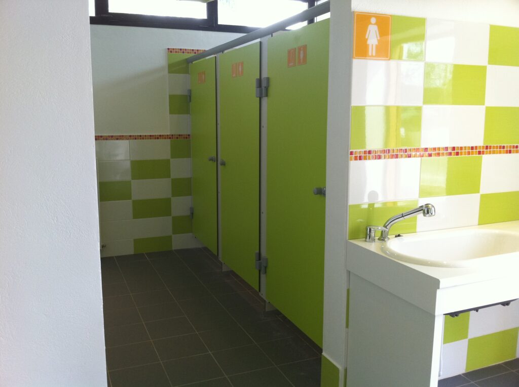 Cabines de Douche sanitaires 1 camping la Durance à Cavaillon - Agrandir l'image, fenêtre modale