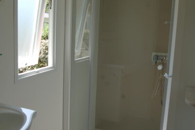 Salle de bain avec lavabo et douche EVO 33 - Agrandir l'image 7 sur 10, fenêtre modale