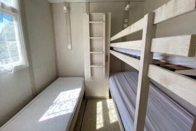 Chambre enfants cottage 5 places avec 1 lit simple et 2 lits superposés - Agrandir l'image 5 sur 8, fenêtre modale