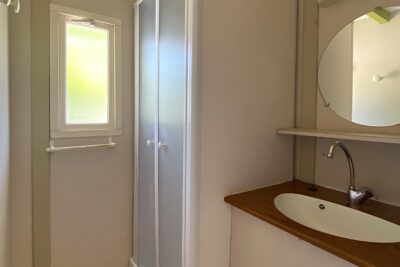 Salle d'eau cottage 5 places avec douche et lavabo - Agrandir l'image 7 sur 8, fenêtre modale