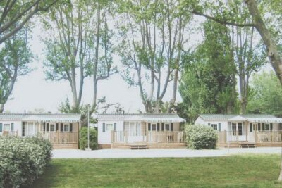 Vue sur 3 mobile homes Watipi - Agrandir l'image 1 sur 5, fenêtre modale