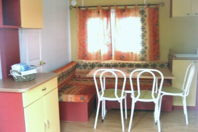 Intérieur mobile home Watipi: pièce à vivre - Agrandir l'image 2 sur 5, fenêtre modale