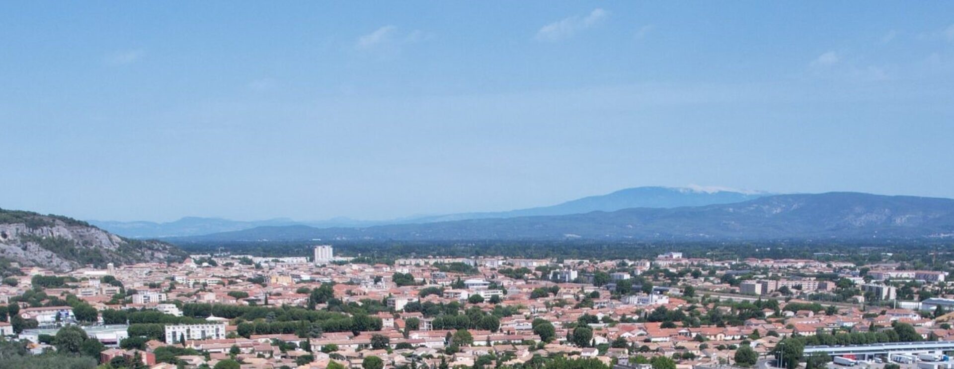 Vu sur colline, ville de Cavaillon et Luberon