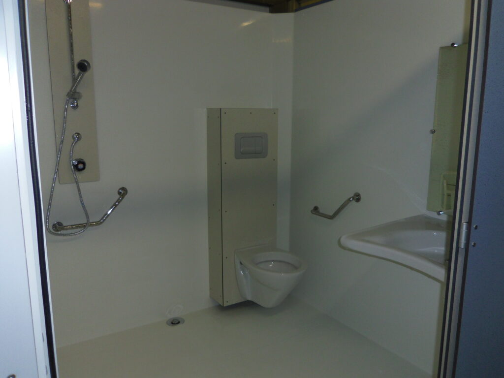 Cabine douche lavabo et toilettes pour personnes en mobilité réduit.  - Agrandir l'image, fenêtre modale