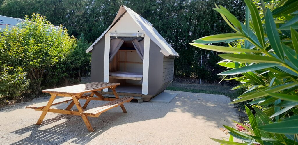 Cabanne en bois gris et blanc, porte ouverte et table picknick - Agrandir l'image, fenêtre modale