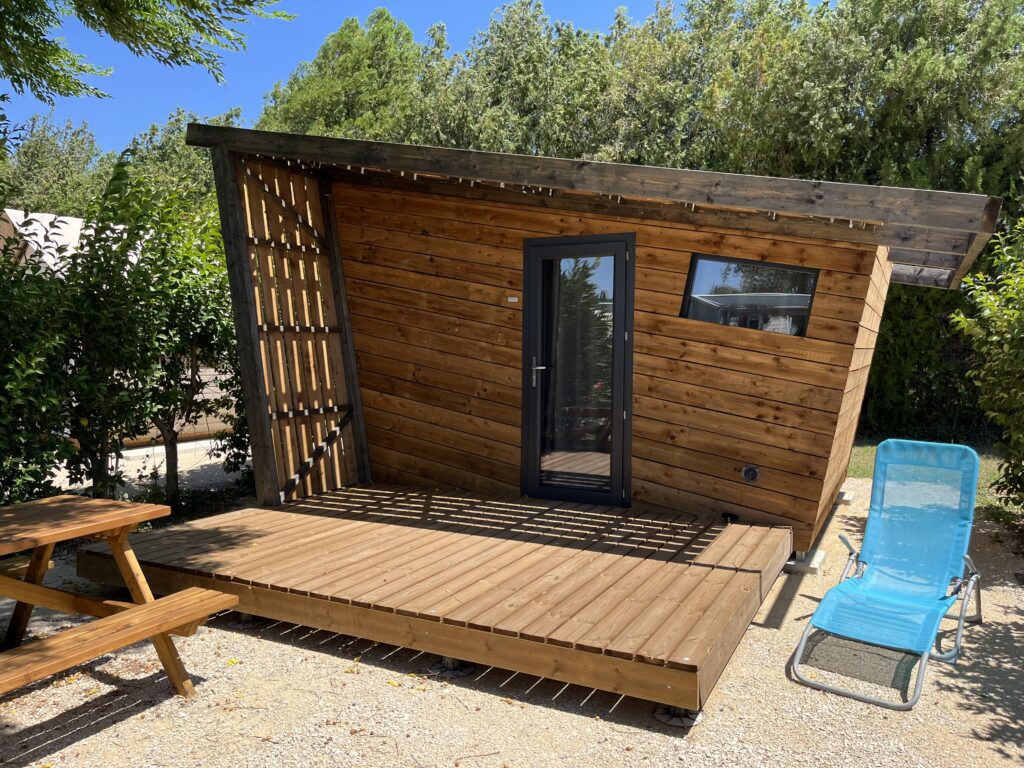 Cabane en bois avec terrasse, table picknick et chaise longue bleu - Agrandir l'image, fenêtre modale